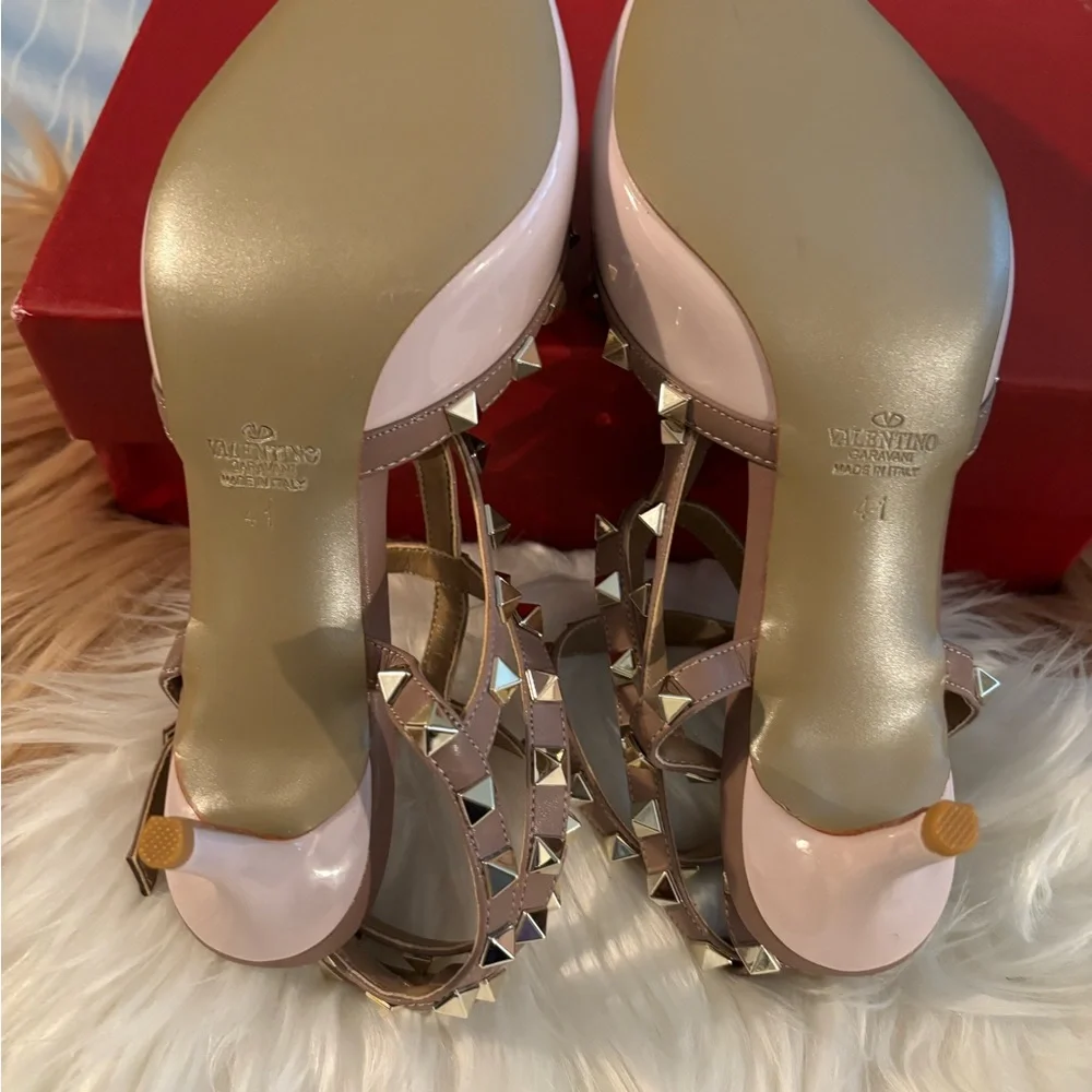 ROCK STUDDED TAUPE HEELS. - Picture 6 of 6